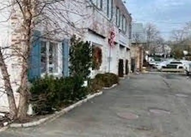 Property at 191 Birch Hill Rd, Locust Valley, NY, 11560, 1 bed, 1 bath, [object Object]