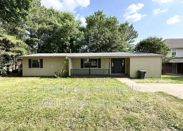 Property at 2201 W Deane St, Fayetteville, AR, 72703, 4 beds, 2 baths, [object Object]