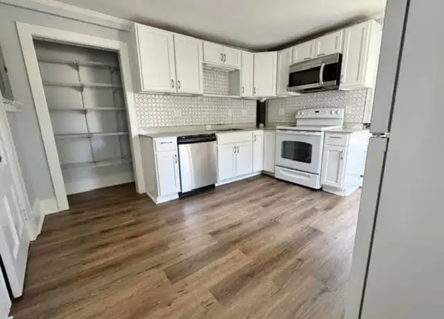 Property at 10 Pine St Apt 2, Kittery, ME, 03904, 1 bed, 1 bath, [object Object]