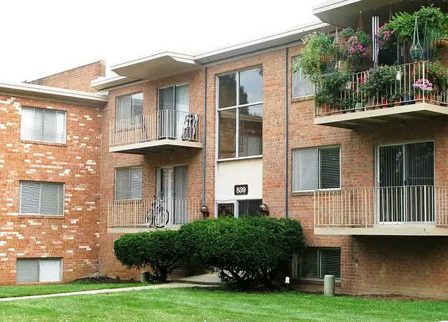 Photo of 831 Locust St, Herndon, VA 20170