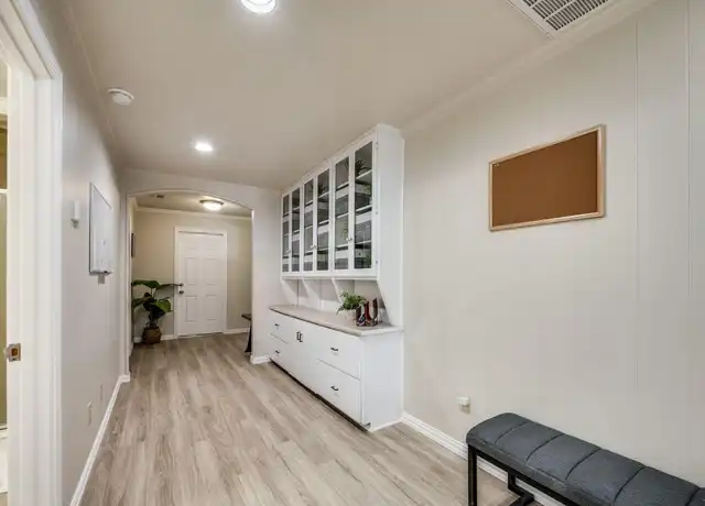 Property at 2000 Ravinia Dr, Arlington, TX, 76012, 1 bed, 1 bath, [object Object]