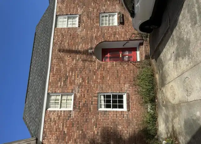 Property at 166 Queen St, Charleston, SC, 29401, 3 beds, 1 bath, [object Object]