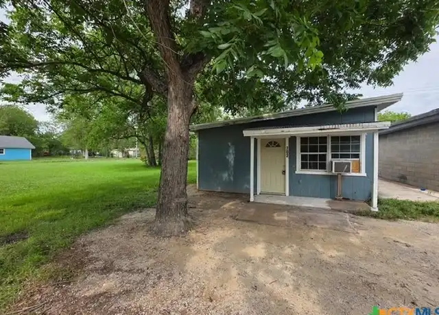 Property at 702 San Antonio Ave Unit 4, Seguin, TX, 78155, 2 beds, 1 bath, [object Object]