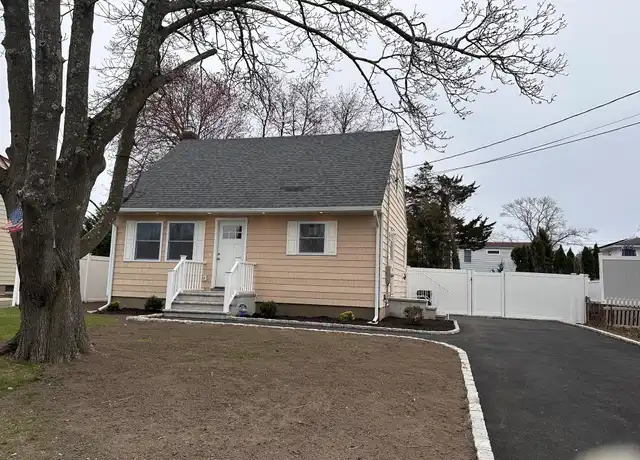 Property at 316 Aster Rd, West Islip, NY, 11795, 3 beds, 2 baths, [object Object]