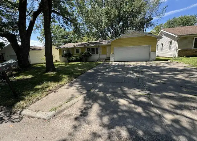 Property at 2461 S Nettleton Ave, Springfield, MO, 65807, 3 beds, 2 baths, [object Object]