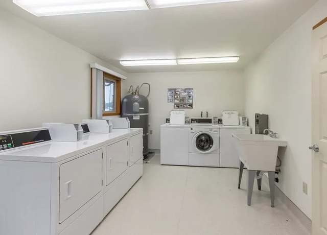 Photo of 621 N Douglas Ln, Canby, OR 97013
