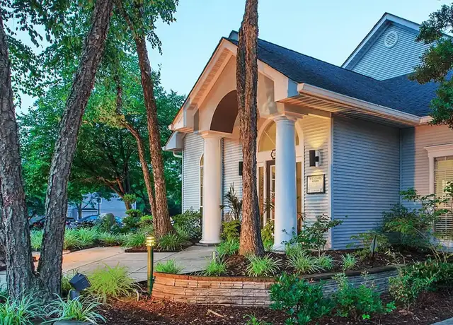 Photo of 12280 Creekview Cir, Lake Ridge, VA 22192