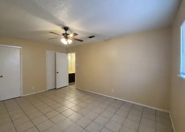 Property at 1105 N Main St Unit B, Pleasanton, TX, 78064, 1 bed, 1 bath, [object Object]