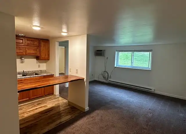 Property at 300 Whitestown Vlg Unit 2, Butler, PA, 16001, 1 bed, 1 bath, [object Object]