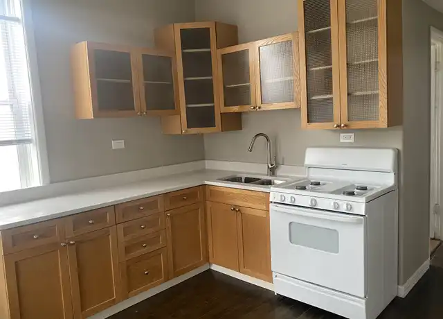 Property at 826 W 34th St Unit 1st floor, Chicago, IL, 60608, 3 beds, 1 bath, [object Object]