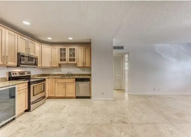 Property at 530 NE 15th Ct #6, Fort Lauderdale, FL, 33304, 2 beds, 1 bath, [object Object]