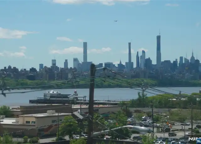 Property at 154 Undercliff Ave Unit 1, Edgewater, NJ, 07020, 1 bed, 1 bath, [object Object]