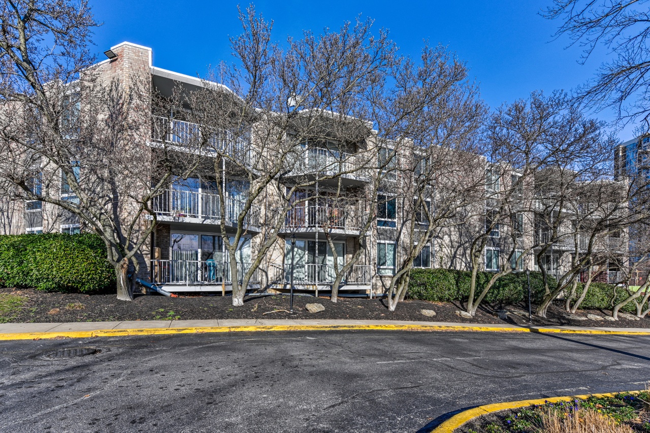 Apartments 19131