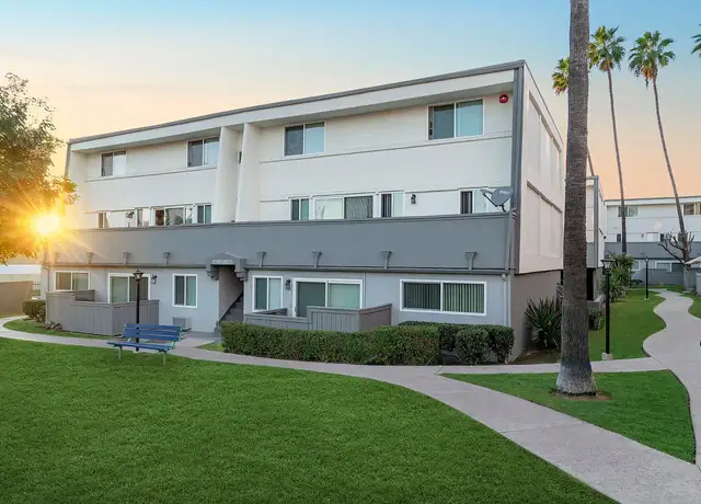 Photo of 16124 Rosecrans Ave, La Mirada, CA 90638