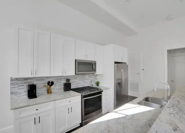 Property at 300 Magazine St Unit 3B, New Orleans, LA, 70130, 2 beds, 2 baths, [object Object]