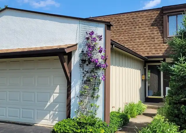 Property at 10 Hawthorne Sq, Indian Head Park, IL, 60525, 4 beds, 2.5 baths, [object Object]