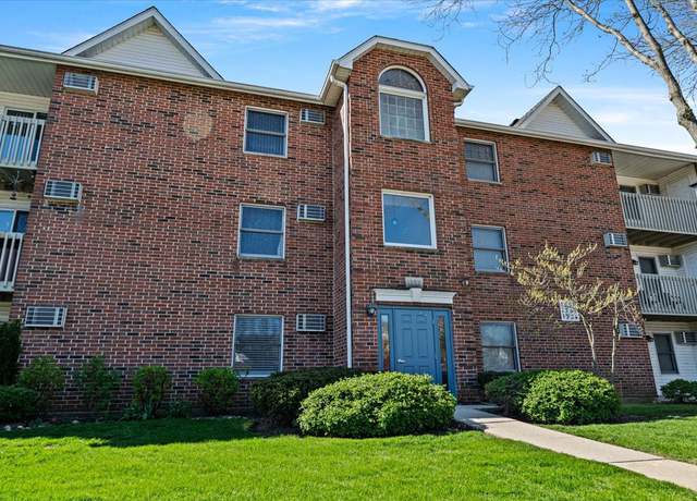 Photo of 1352 Cunat Ct Unit 3A, Lake in the Hills, IL 60156