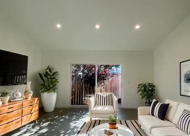 Property at 6739 N Figueroa St, Los Angeles, CA, 90042, 1 bed, 1 bath, [object Object]