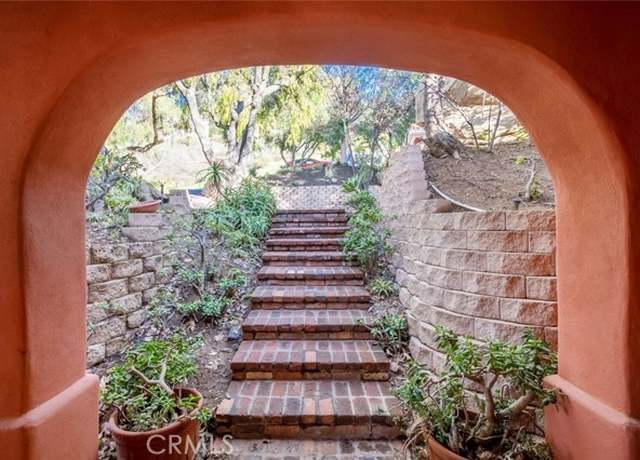 Photo of 135 Loma Metisse Rd, Malibu, CA 90265