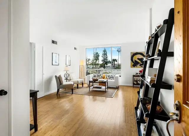 Property at 622 S Barrington Ave #204, Los Angeles, CA, 90049, 1 bed, 2 baths, [object Object]