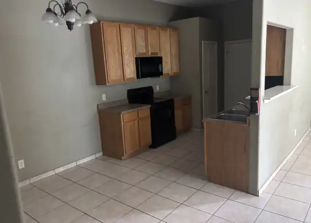 Property at 940 Long St, Pleasanton, TX, 78064, 2 beds, 2 baths, [object Object]