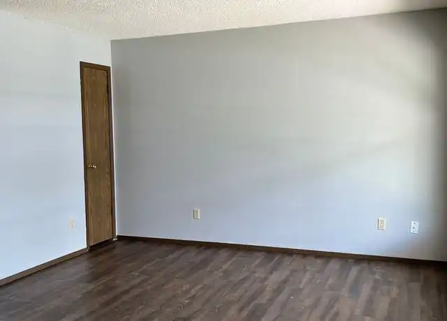 Property at 120 Sherwood Ct, Waterloo, IA, 50701, 1 bed, 1 bath, [object Object]
