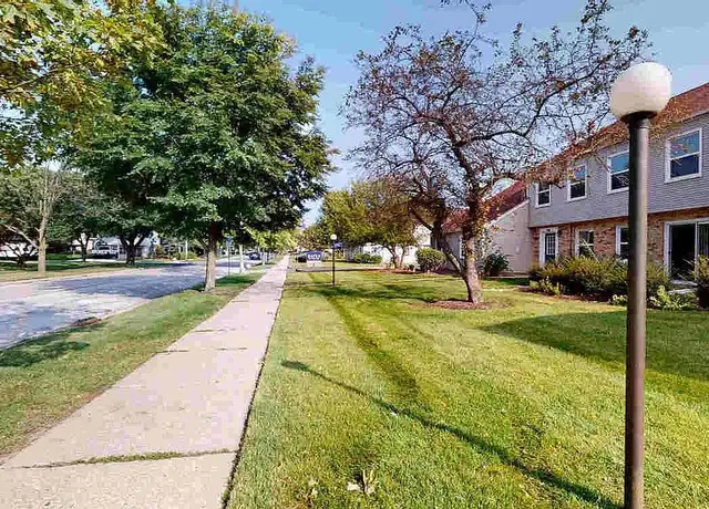 Photo of 1909 Oak St, St. Charles, IL 60174