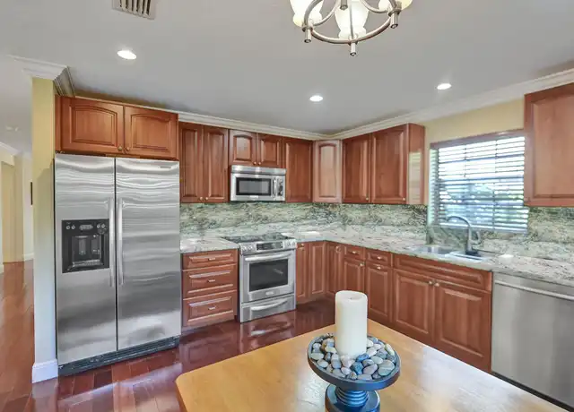 Property at 9113 Vineyard Lake Dr, Plantation, FL, 33324, 3 beds, 2.5 baths, [object Object]