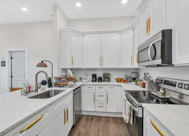 Property at 166 17th Ave SE Unit 166 1/2 Up A, St. Petersburg, FL, 33701, 1 bed, 1 bath, [object Object]
