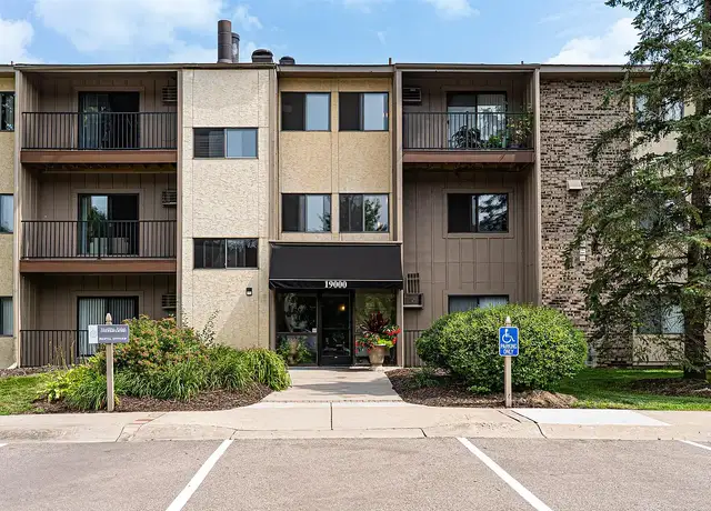 Photo of 19000 Stratford Rd, Minnetonka, MN 55345
