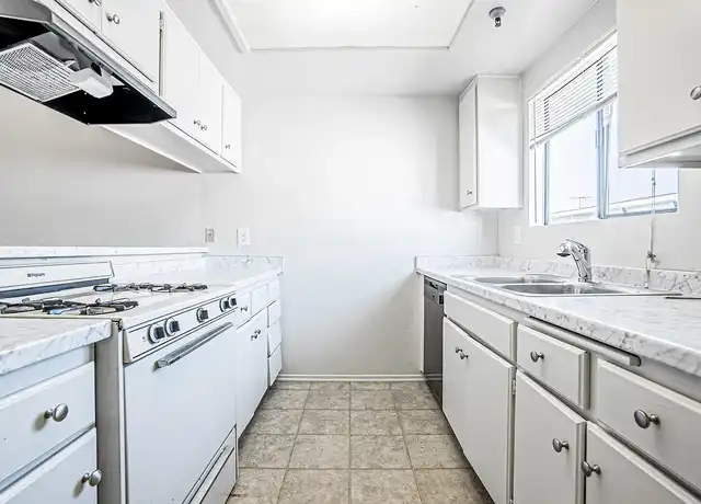 Property at Courtyard - 14005 Kornblum Ave, Hawthorne, CA, 90250, 1 bed, 1 bath, [object Object]