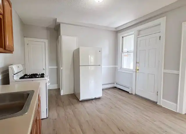 Property at 108-110 Clark St Unit 8, Hartford, CT, 06120, 1 bed, 1 bath, [object Object]