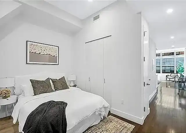 Property at 321 W 37th St Unit 3J, New York, NY, 10018, 0 beds, 1 bath, [object Object]