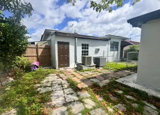 Property at 3340 NW 17th St Unit Rear Efficiency, Miami, FL, 33125, 1 bed, 1 bath, [object Object]