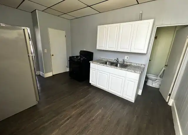 Property at 323 Dubuque St Unit 323-1 Dubuque, Manchester, NH, 03102, 1 bed, 1 bath, [object Object]