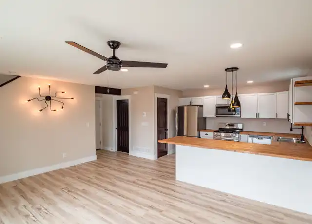 Property at 615 3rd Ave SW Unit B, Cedar Rapids, IA, 52404, 3 beds, 2 baths, [object Object]