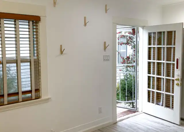 Property at 1111 12th St Unit E, Santa Monica, CA, 90403, 1 bed, 1 bath, [object Object]