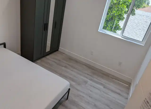 Property at 1571 1/2 W 37th Pl Unit 202 B, Los Angeles, CA, 90018, 1 bed, 1 bath, [object Object]