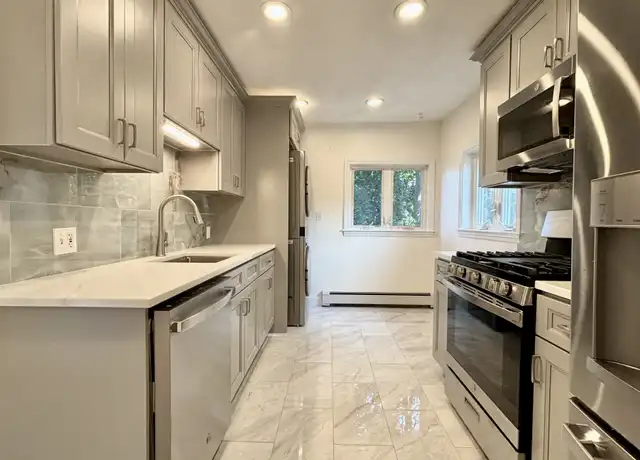 Property at 18 Union St Unit 2, Reading, MA, 01867, 4 beds, 1 bath, [object Object]