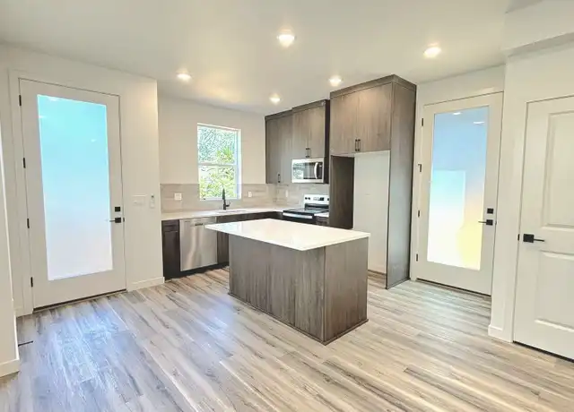 Property at 2907 N Russet St Unit B, Portland, OR, 97217, 2 beds, 2.5 baths, [object Object]