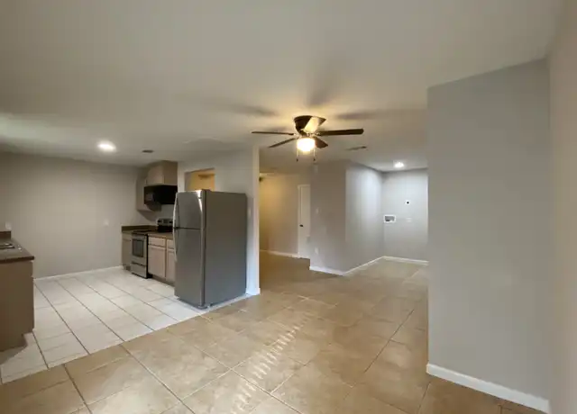 Property at 203 Greenlawn Ave, Pleasanton, TX, 78064, 2 beds, 1 bath, [object Object]