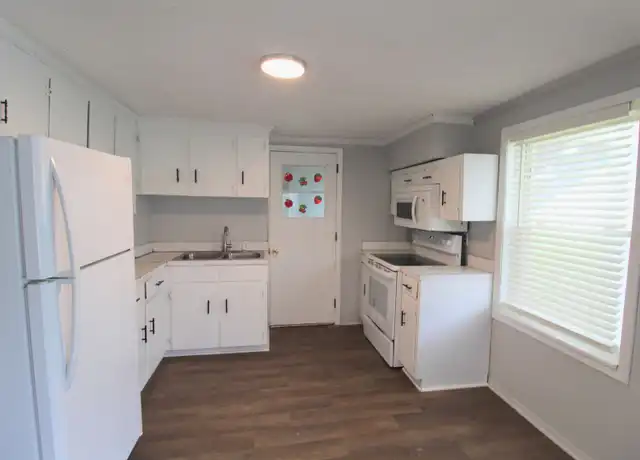Property at 209 E Spotswood Ave, Elkton, VA, 22827, 2 beds, 1 bath, [object Object]