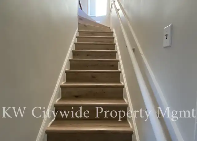 Property at 476 Pearl St, Berea, OH, 44017, 4 beds, 1 bath, [object Object]