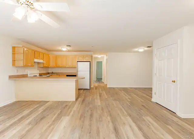 Property at 400 Flurry Ln Unit 307, West Babylon, NY, 11704, 2 beds, 1 bath, [object Object]
