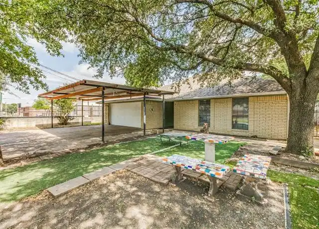 Property at 827 W 9th St, Dallas, TX, 75208, 3 beds, 2 baths, [object Object]