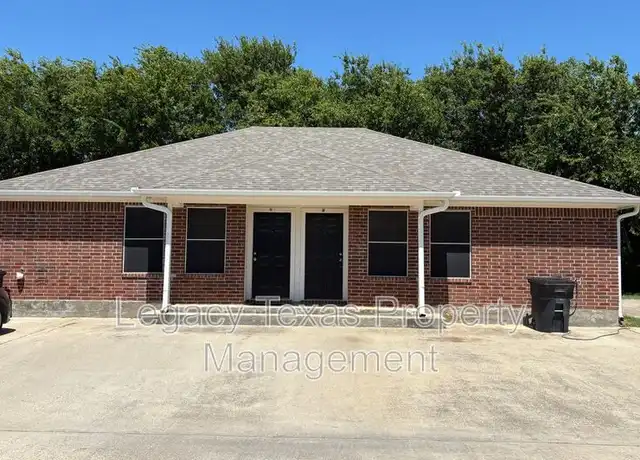 Property at 641 Woodard Ave, Cleburne, TX, 76033, 2 beds, 1 bath, [object Object]