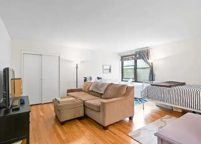 Property at 165 Christopher St Unit 4P, New York, NY, 10014, 0 beds, 1 bath, [object Object]