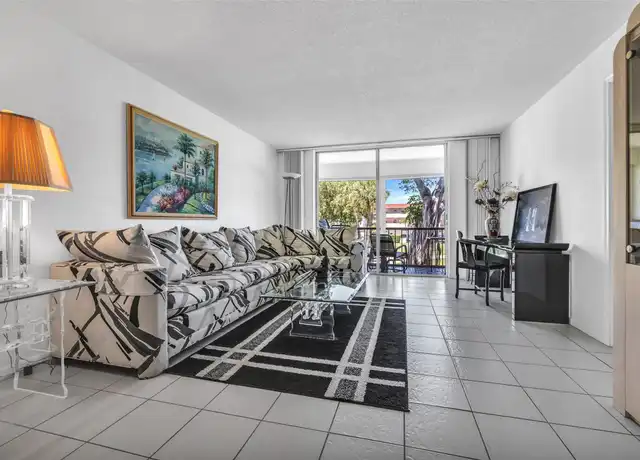Property at 671 S Hollybrook Dr #209, Pembroke Pines, FL, 33025, 2 beds, 2 baths, [object Object]