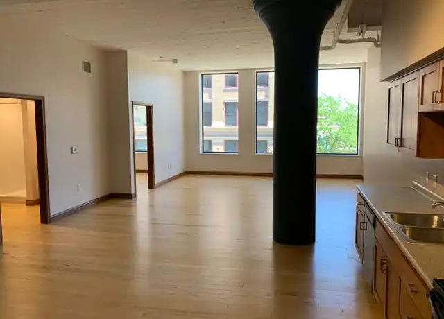 Property at 323 3rd St SE, Cedar Rapids, IA, 52401, 1 bed, 1 bath, [object Object]