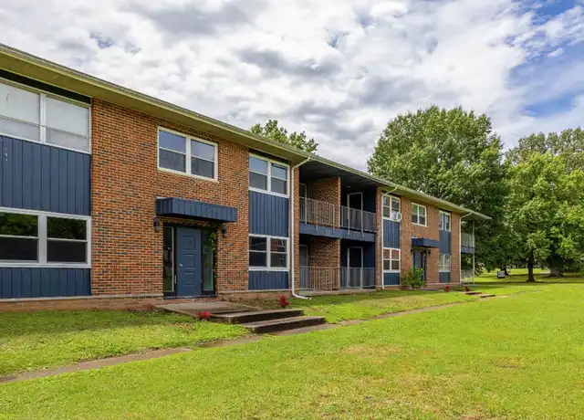 Property at 305 N Robinson Cir, Carbondale, IL, 62901, 2 beds, 1 bath, [object Object]